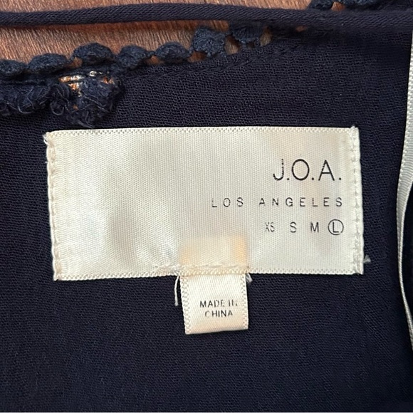 J.O.A. Women’s Hi-Lo Midi Navy Crinkled Floral Embroidered Wrap Dress, Size Lg - Picture 13 of 16